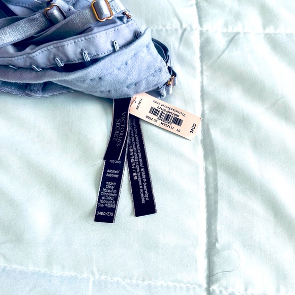 “FREE FANNY PACK” “NEW”  VICTORIA’S SECREY VERY SEXY BRA - Picture 4 of 5